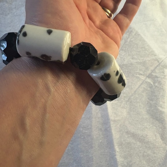 Black and White Beaded Bracelet - Picture 4 of 4